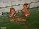 девушки в бассейне 15